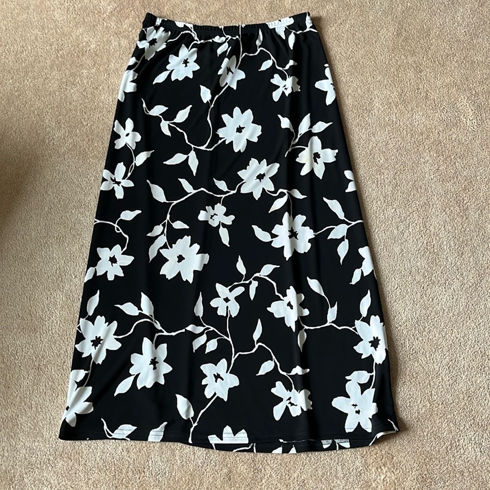 Like new Jaclyn Smith Plus Women’s 100% polyester skirt w elastic waist! Sz. 1X!